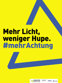 Gelber Hintergrund mit blauem Warndreieck, dazu der Text: Mehr Licht, weniger Hupe. #MehrAchtung