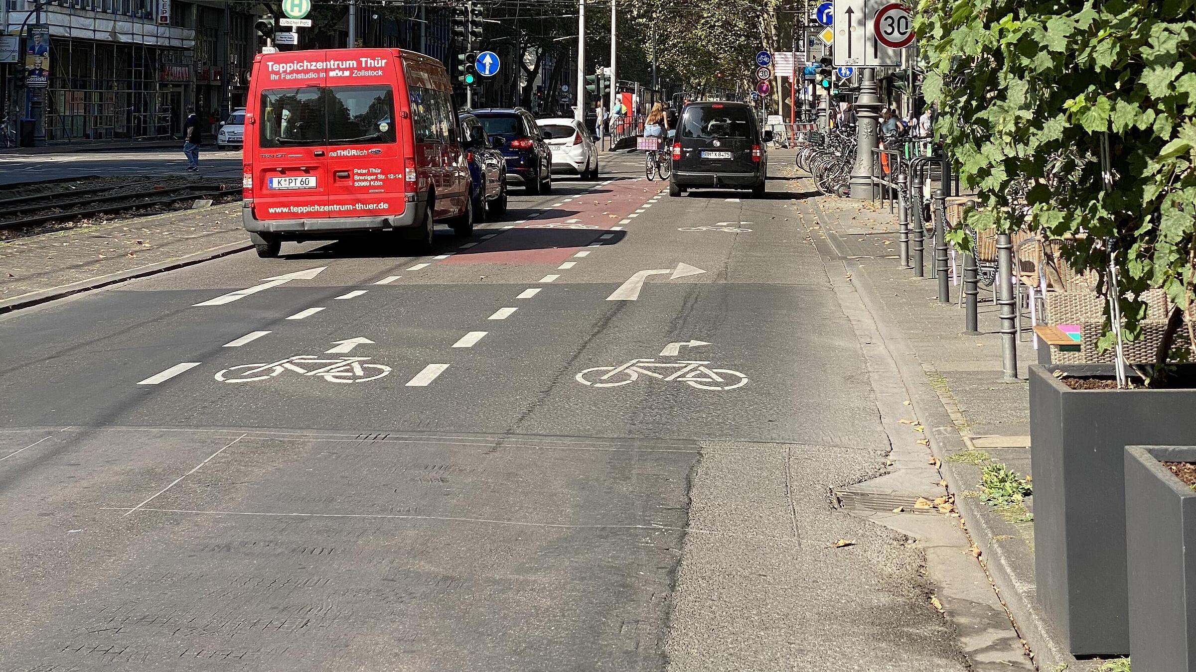 Ergänzende Maßnahmen zur Verbesserung der Sichtbarkeit: Fahrradpiktogramme mit gesonderten Richtungsangaben