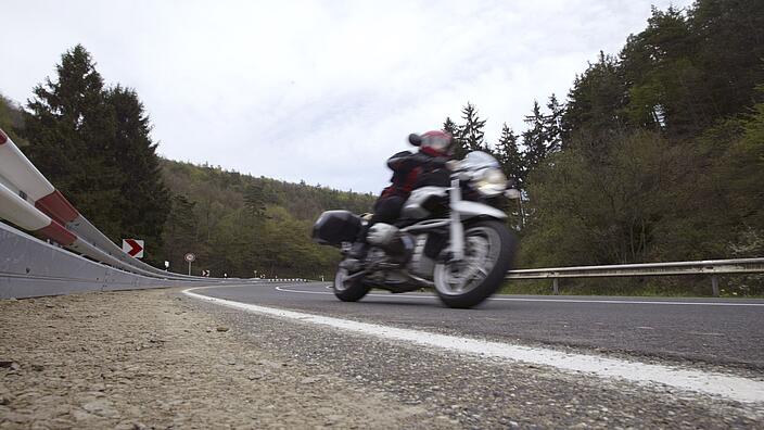 Ein Motorrad in der Kurve.