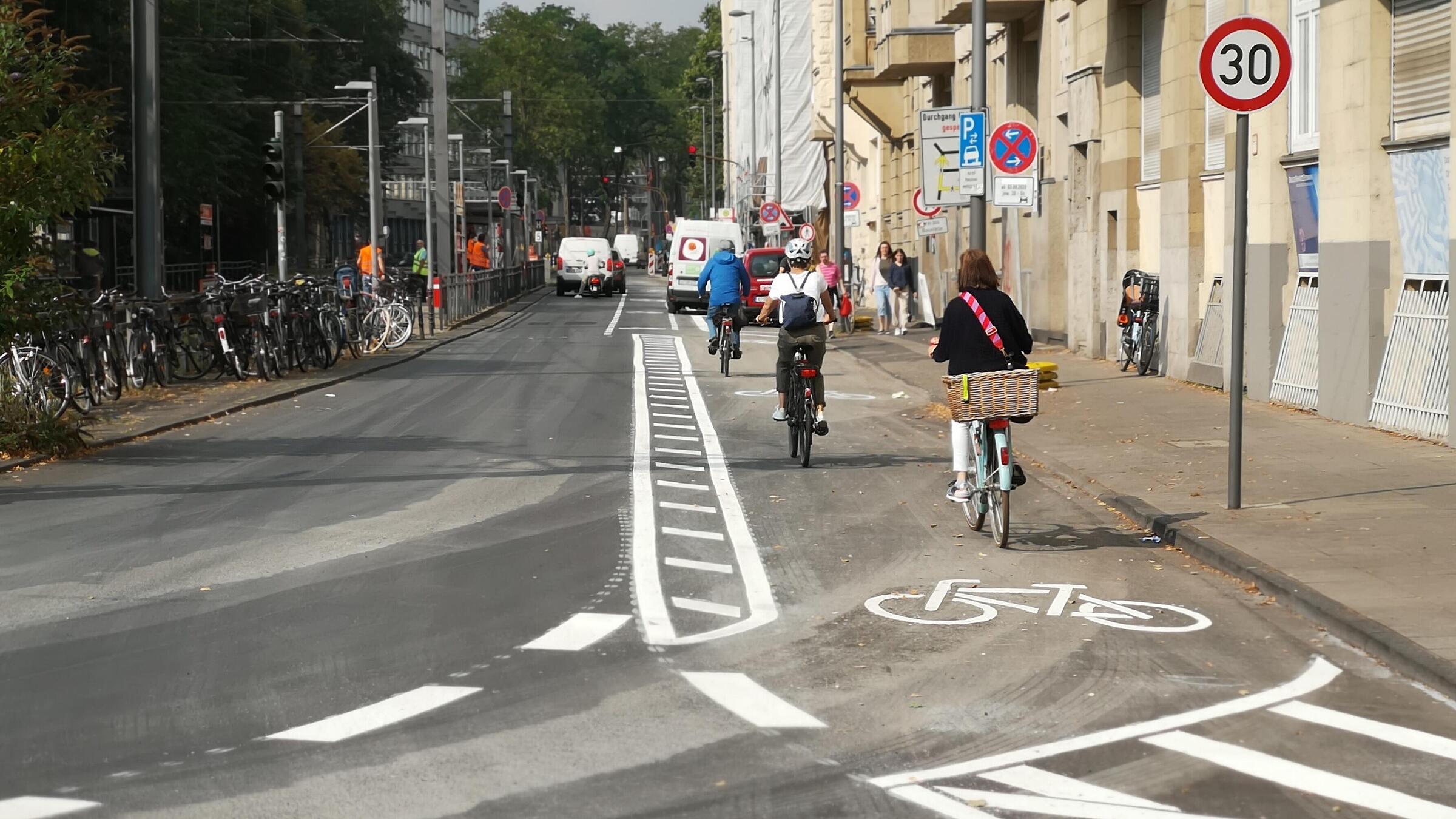 Regellösung der Radverkehrsführung: 2,50 m breite Radfahrstreifen, im Normalfall durch eine doppelte Breitstrichmarkierung zum verbleibenden Kfz-Fahrstreifen der vormals zweistreifigen Richtungsfahrbahn hin abgegrenzt