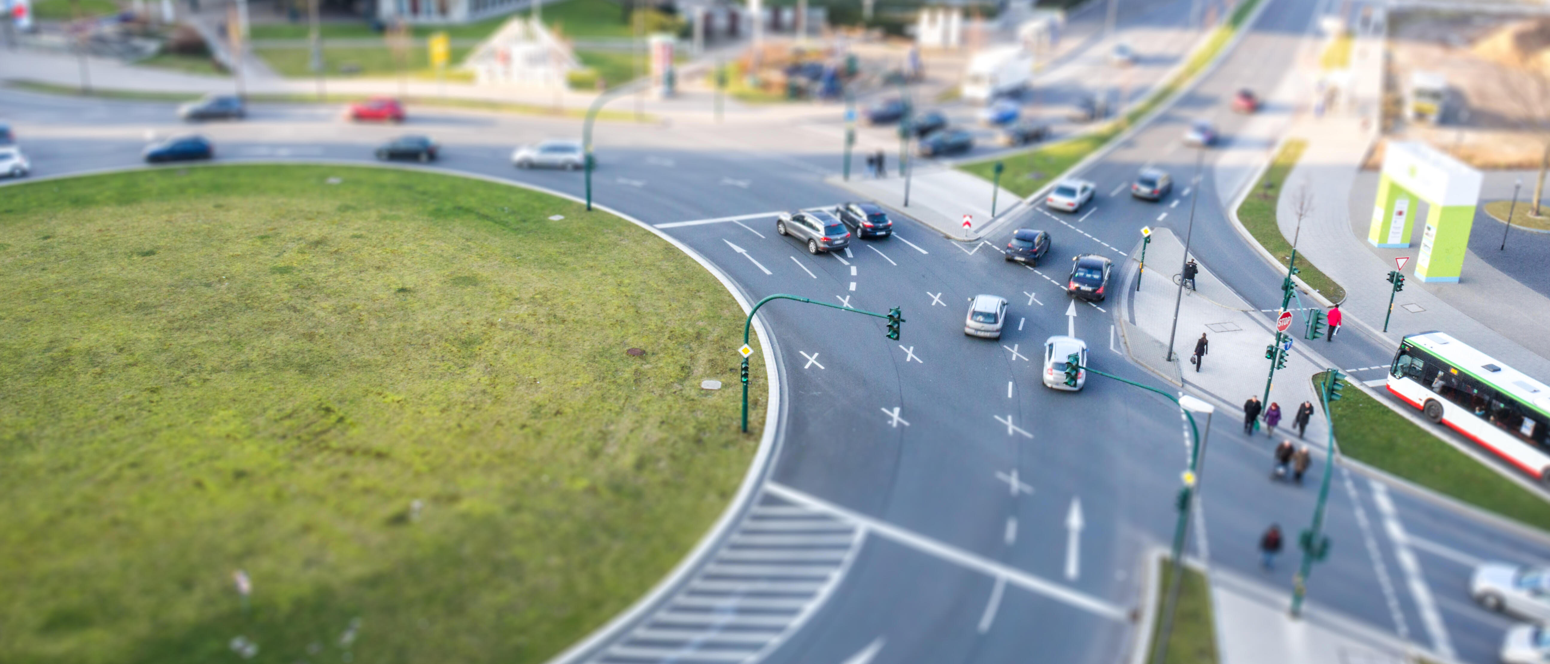 Luftaufnahme eines Kreisverkehrs