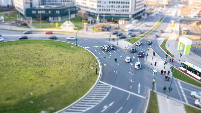 Luftaufnahme eines Kreisverkehrs