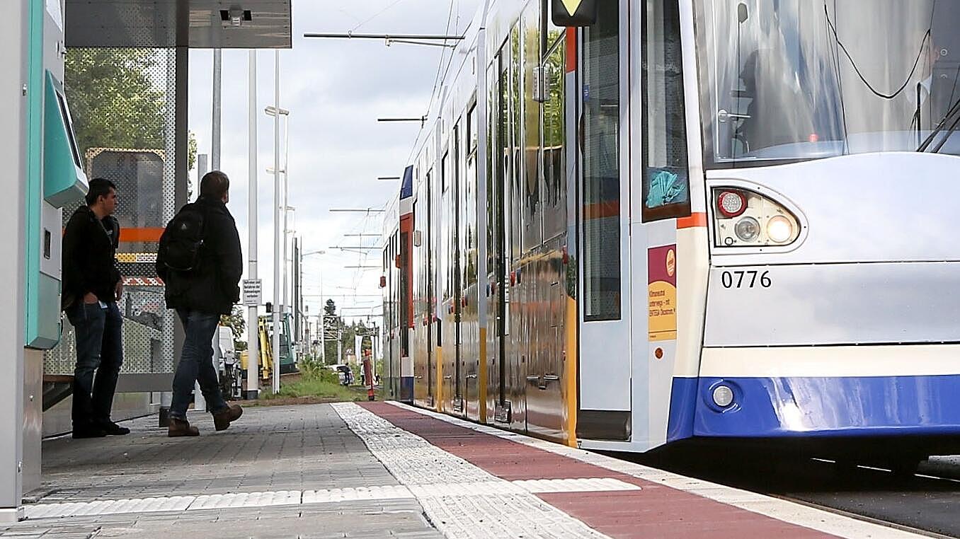 Neue Straßenbahnhaltestelle „Merck“: mit gesicherten Zugängen an beiden Bahnsteigenden, Bodenindikatoren für Sehbeeinträchtigte, rot eingefärbten Ein- und Ausstiegsflächen und barrierefreier Einstiegshöhe