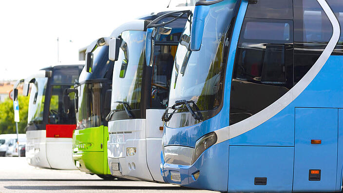 Fünf Reisebusse stehen nebeneinander