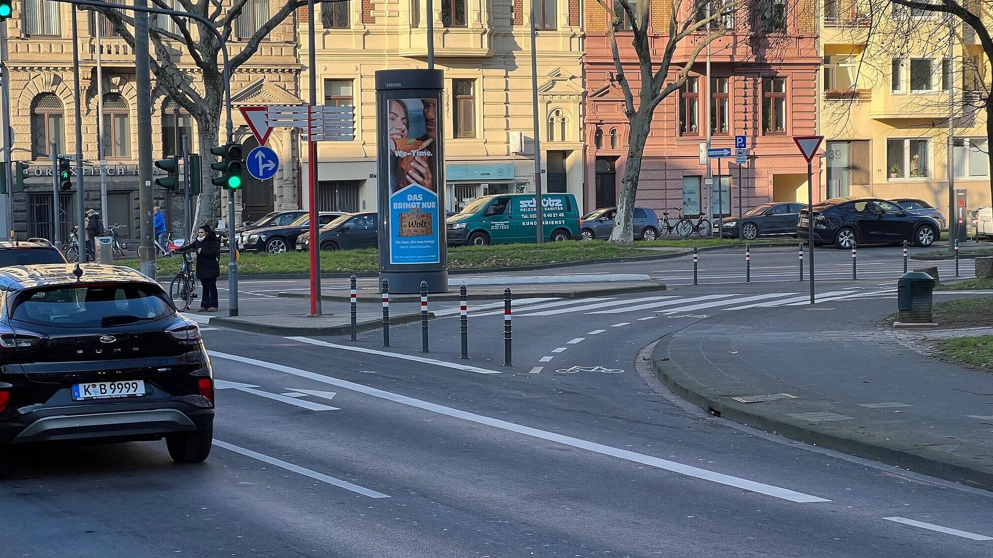 Ergänzende Maßnahmen zur Verbesserung der Sichtbarkeit: Sperrung von freilaufenden Rechtsabbiegern für den Kfz-Verkehr durch Poller mit „Fahrradschleuse“