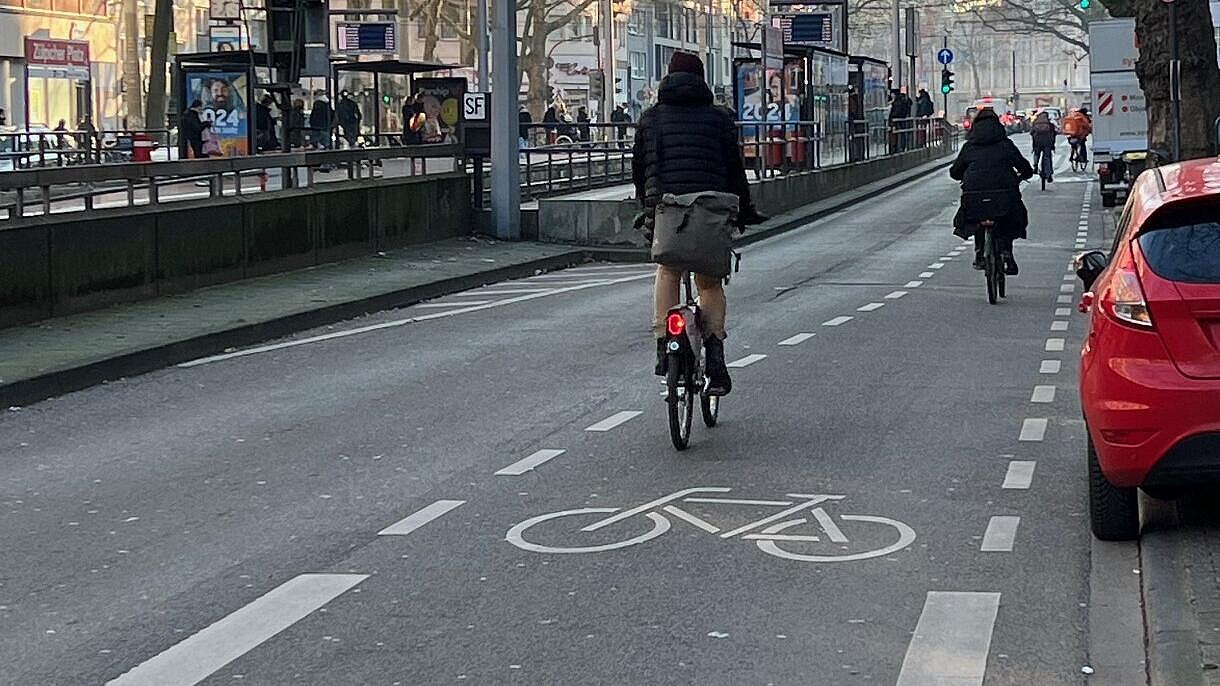 Wechsel der Führungsform: unterschiedliche Markierungsformen folgen unmittelbar aufeinander, für Radfahrende ergibt dies offenkundig dennoch Orientierung und damit Verhaltenskontinuität