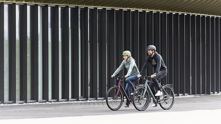 Zwei Menschen fahren Fahrrad