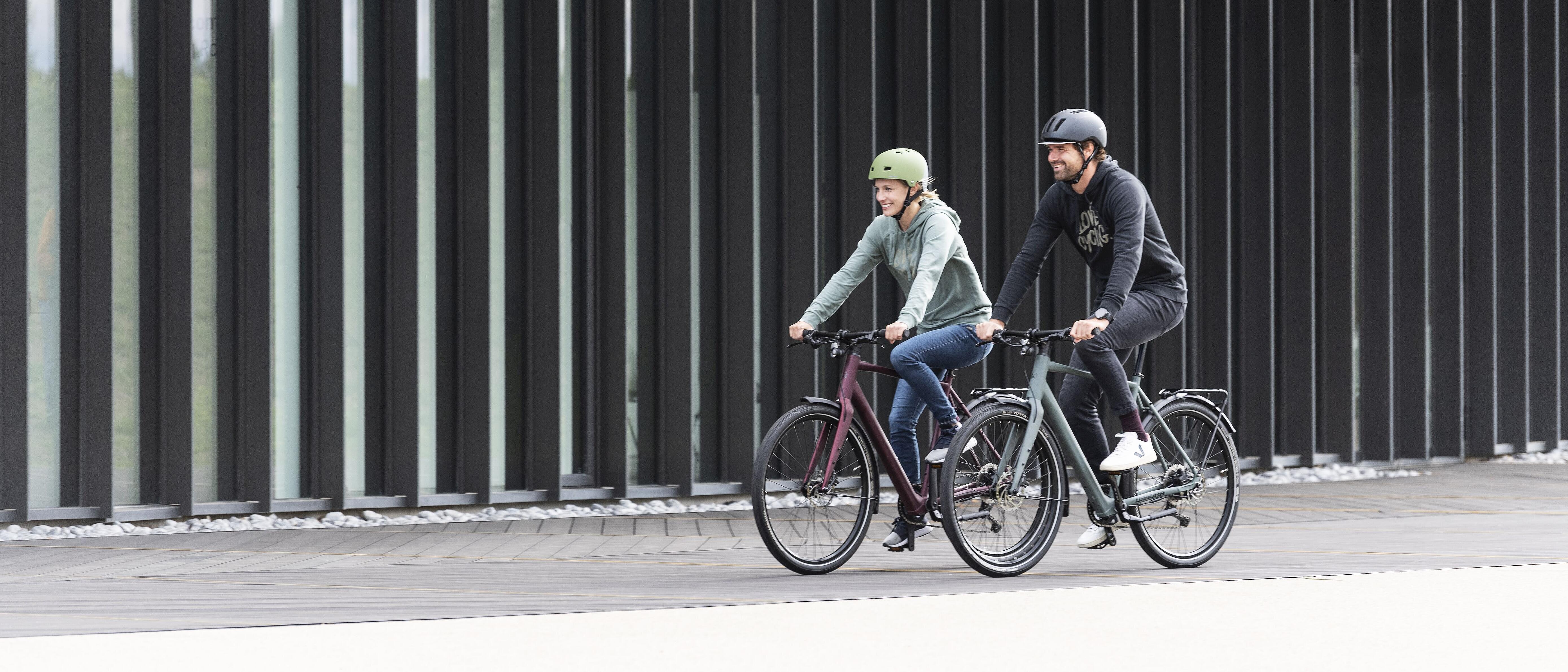 Zwei Menschen fahren Fahrrad