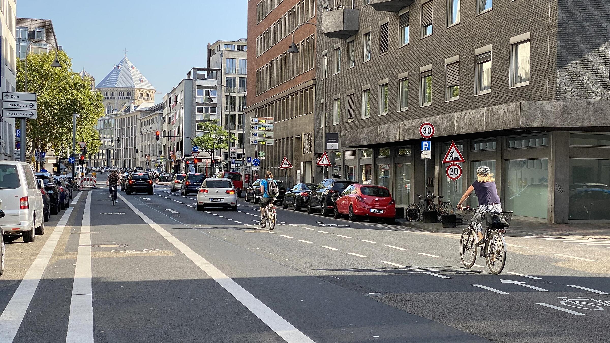 Querende Radverkehrsachse im Zuge einer radialen Hauptverkehrsstraße: Aufhebung der Linksabbiegestreifen für den Kfz-Verkehr zugunsten eines Radfahrstreifens in der Gladbacher Straße entgegen der Einbahnstraße