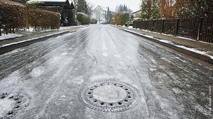 Eine Straße in einem Wohngebiet, die glatt ist