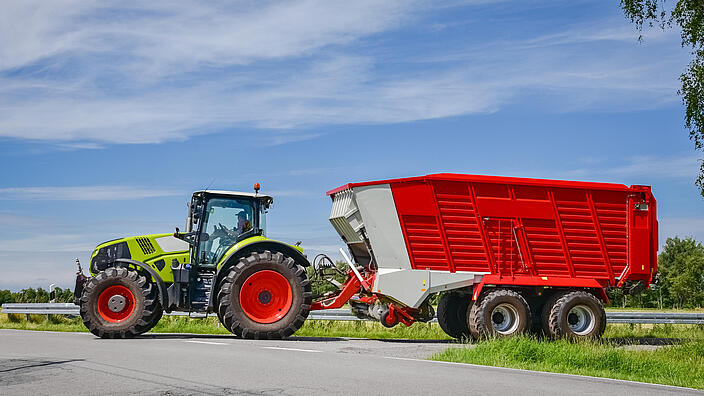 Traktor mit Anhänger auf einer Landstraße