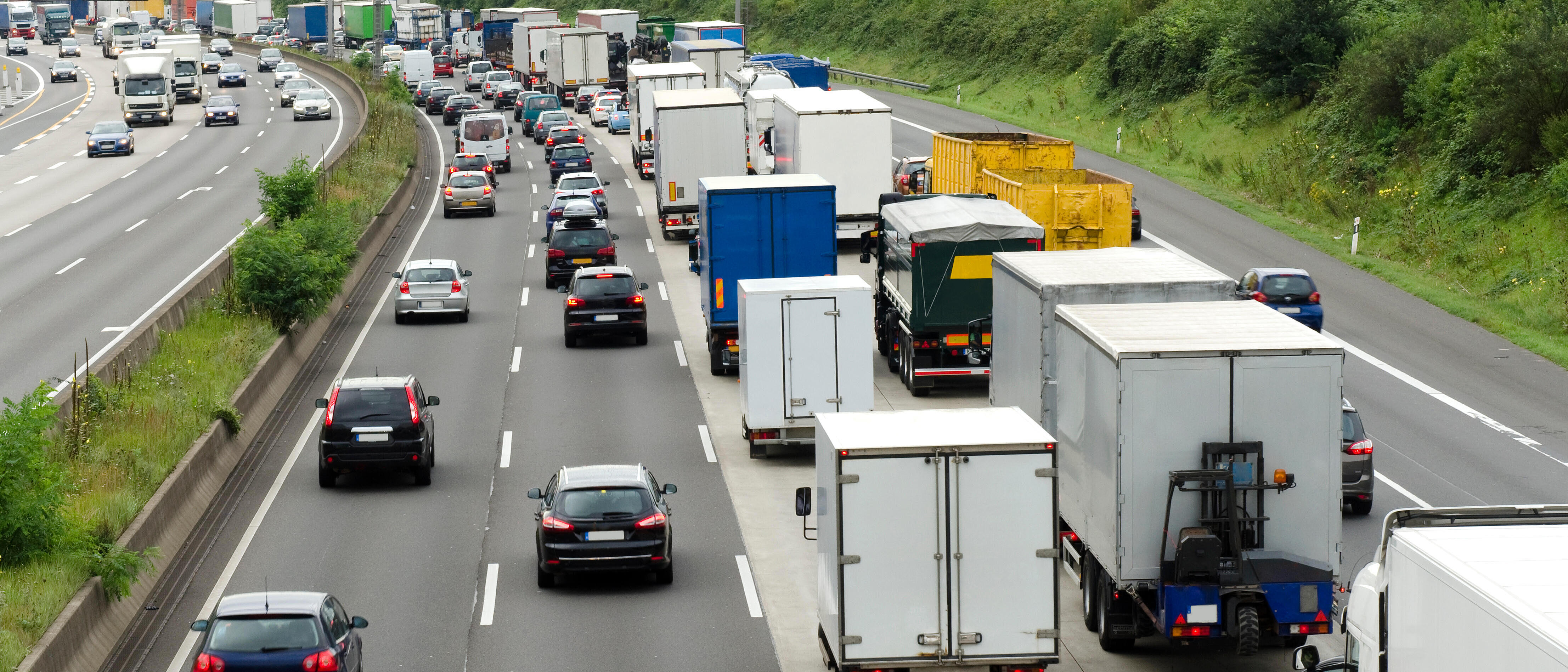 Pkw und Lkw, viel Verkehr auf der Autobahn