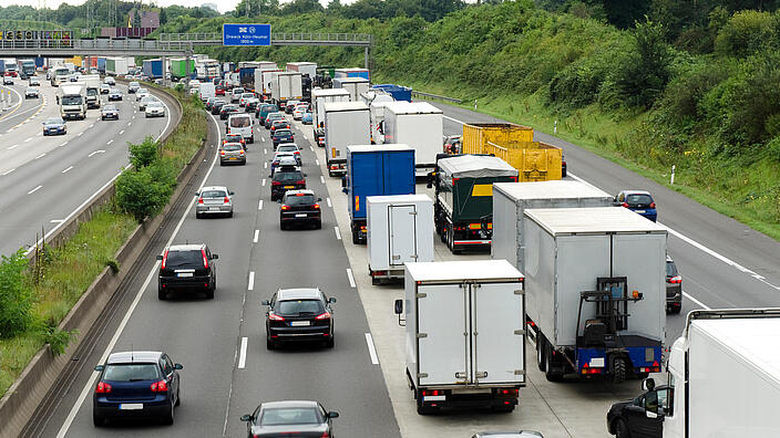 Pkw und Lkw, viel Verkehr auf der Autobahn