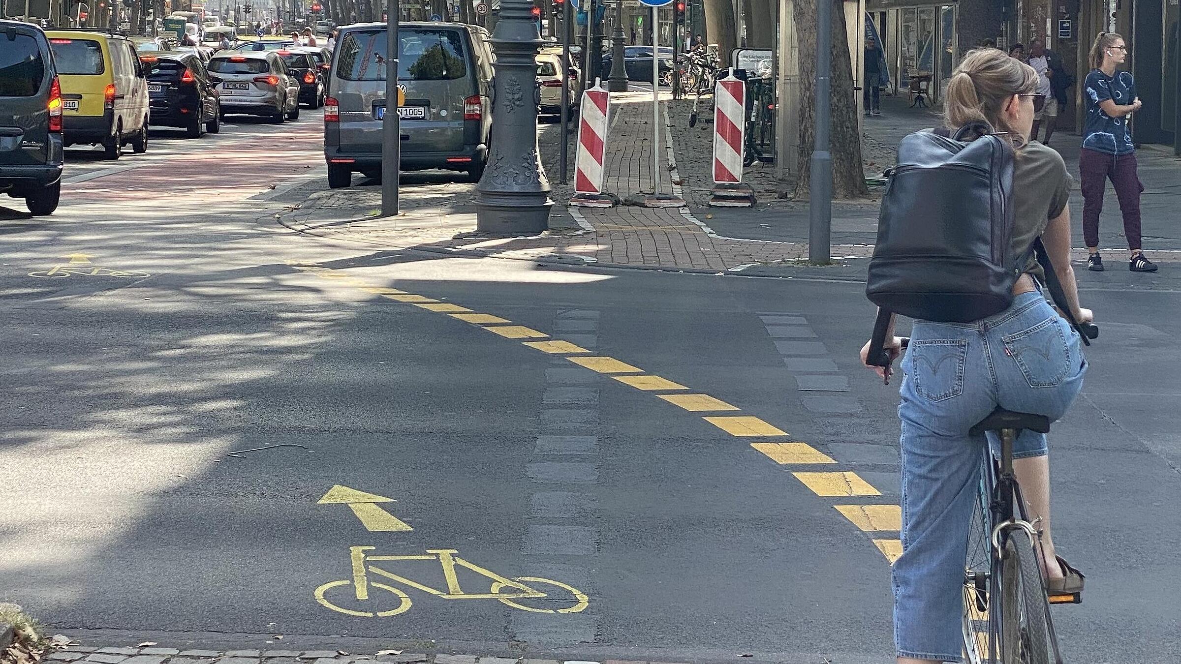 Provisorische Zwischenlösung: trotz gelber Abmarkierung des aufgehobenen Radwegs bzw. gelber Fahrbahnmarkierung und hinweisender Beschilderung benutzten viele Radfahrende anfangs weiter den schmalen Radweg