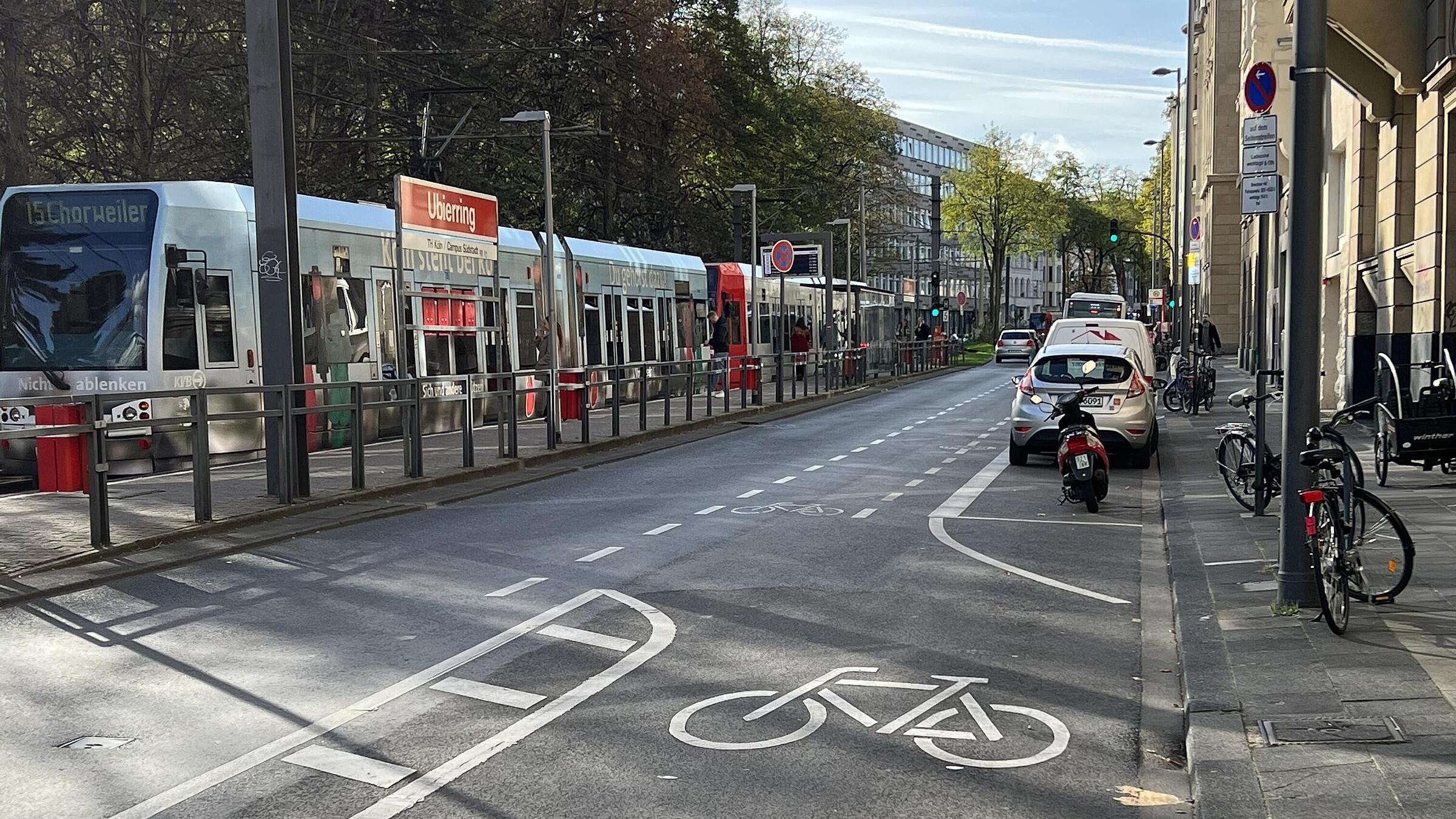 Wechsel der Führungsform: unterschiedliche Markierungsformen folgen unmittelbar aufeinander, für Radfahrende ergibt dies offenkundig dennoch Orientierung und damit Verhaltenskontinuität