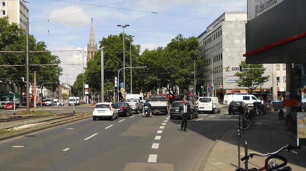 Vorher-Situation: überwiegend zweistreifige Richtungsfahrbahnen für den Kfz-Verkehr, in Knotenpunkten teilweise durch signalisierte Abbiegefahrstreifen und frei fließende Rechtsabbiegestreifen erweitert