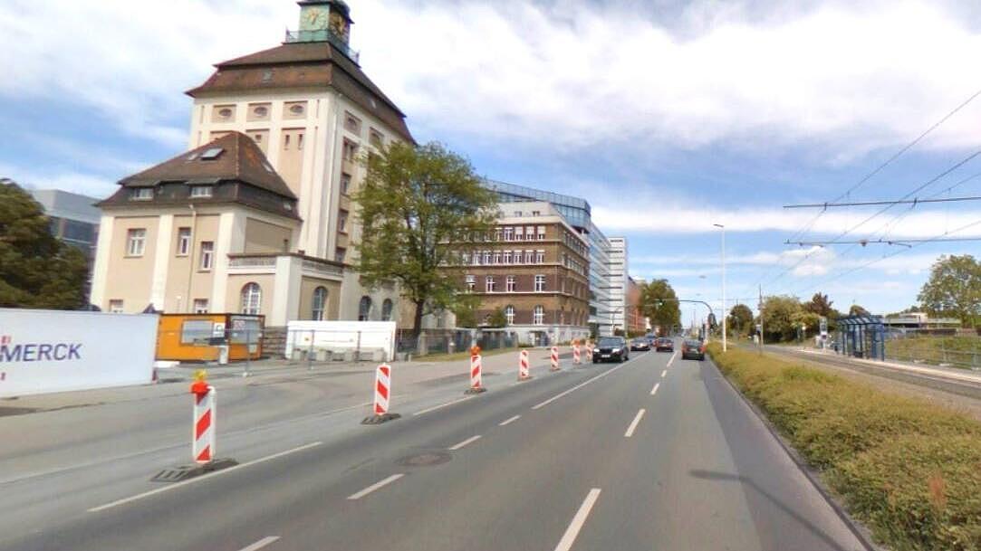 Vorher-Situation: Die vierstreifige Fahrbahn für den Kfz-Verkehr dominiert das Straßenbild und erzeugt erhebliche Beeinträchtigungen für den Rad- und Fußverkehr entlang der Straße, zu große Abstände zwischen den gesicherten Überquerungsstellen erschweren das Überqueren der Fahrbahn und die Zugänglichkeit der Straßenbahnhaltestellen, barrierefreie Zu- und Übergänge fehlen