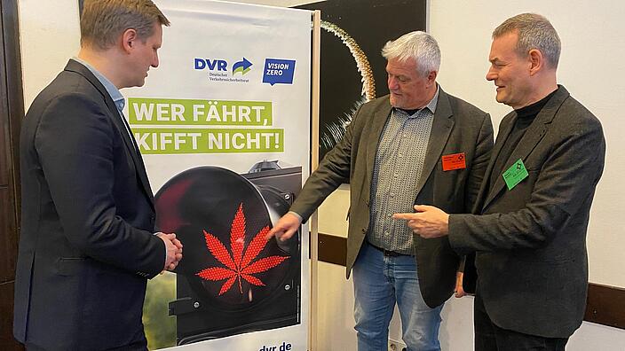 Jonas Hurlin, Manfred Wirsch, Stefan Grieger vor dem Banner des DVR: Wer kifft, fährt nicht.: 