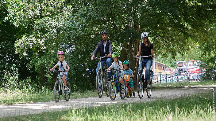 Mutter Vater Kinder Fahrradtour Sommer Ausflug 