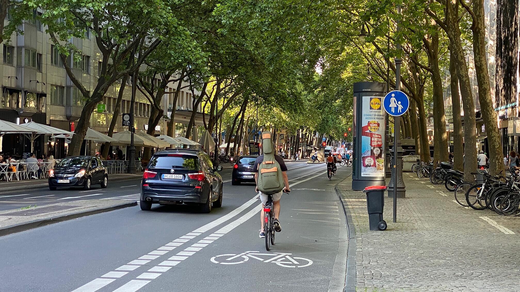 Regellösung der Radverkehrsführung: 2,50 m breite Radfahrstreifen, im Normalfall durch eine doppelte Breitstrichmarkierung zum verbleibenden Kfz-Fahrstreifen der vormals zweistreifigen Richtungsfahrbahn hin abgegrenzt