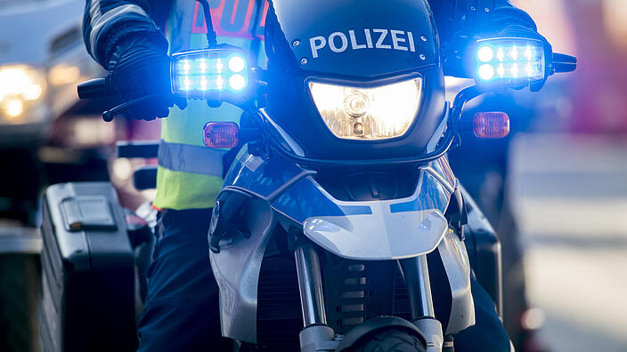  Polizeimotorrad mit Blaulicht im Einsatz 