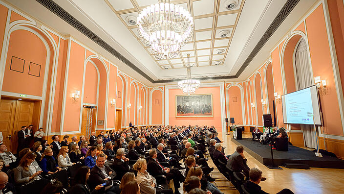 Blick in das Publikum des Veranstaltungsraums des Roten Rathaus. 