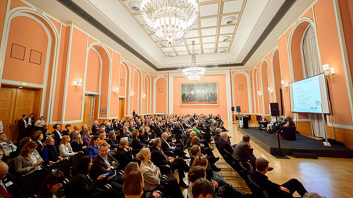 Blick in das Publikum des Veranstaltungsraums des Roten Rathaus. 