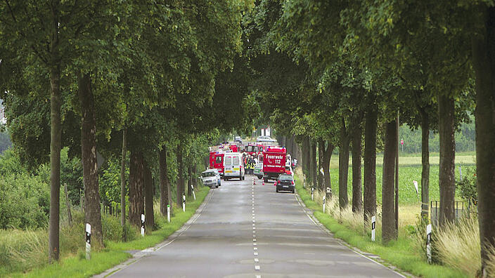  Unfall auf einer Landstraße mit eingetroffenem Rettungswagen