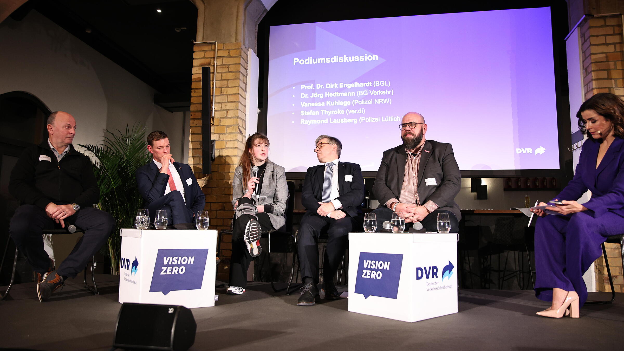 Referent:innen der DVR Arena auf der Bühne in der Podiumsdiskussion.