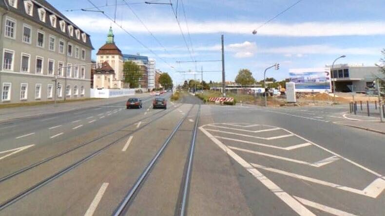 Vorher-Situation: Die vierstreifige Fahrbahn für den Kfz-Verkehr dominiert das Straßenbild und erzeugt erhebliche Beeinträchtigungen für den Rad- und Fußverkehr entlang der Straße, zu große Abstände zwischen den gesicherten Überquerungsstellen erschweren das Überqueren der Fahrbahn und die Zugänglichkeit der Straßenbahnhaltestellen, barrierefreie Zu- und Übergänge fehlen