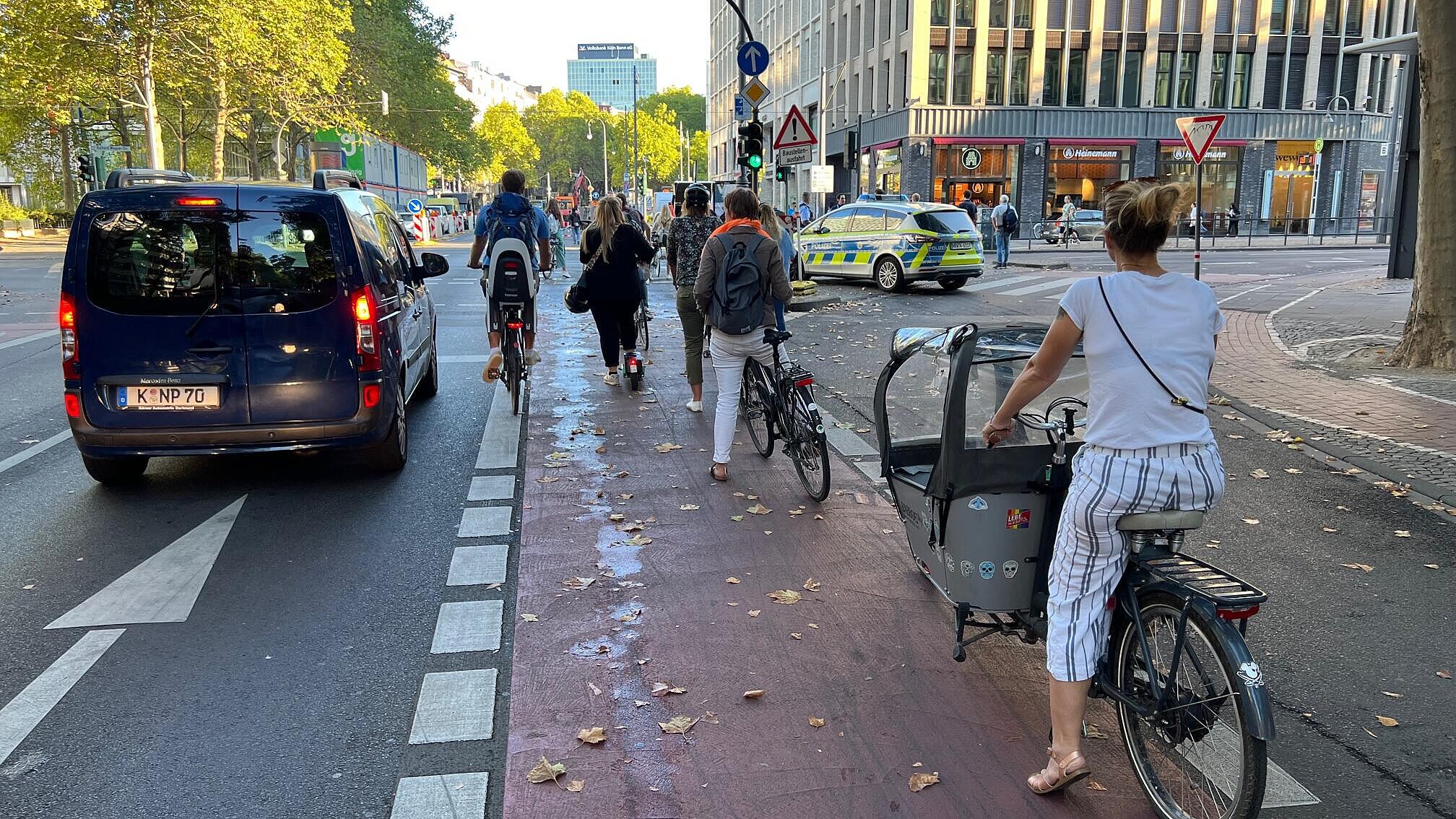 Erste Hinweise auf Kapazitätsengpässe: das weiterhin steigende Aufkommen und die verschiedenen Fahrgeschwindigkeiten im Radverkehr führen – nicht nur auf den Ringen – mittlerweile selbst auf dem breiten Radfahrstreifen zu mehrspurigem Fahrverhalten und Überholvorgängen zwischen Radfahrenden wie auch zur Mitnutzung des parallelen Kfz-Fahrstreifens durch schnelle Radfahrende