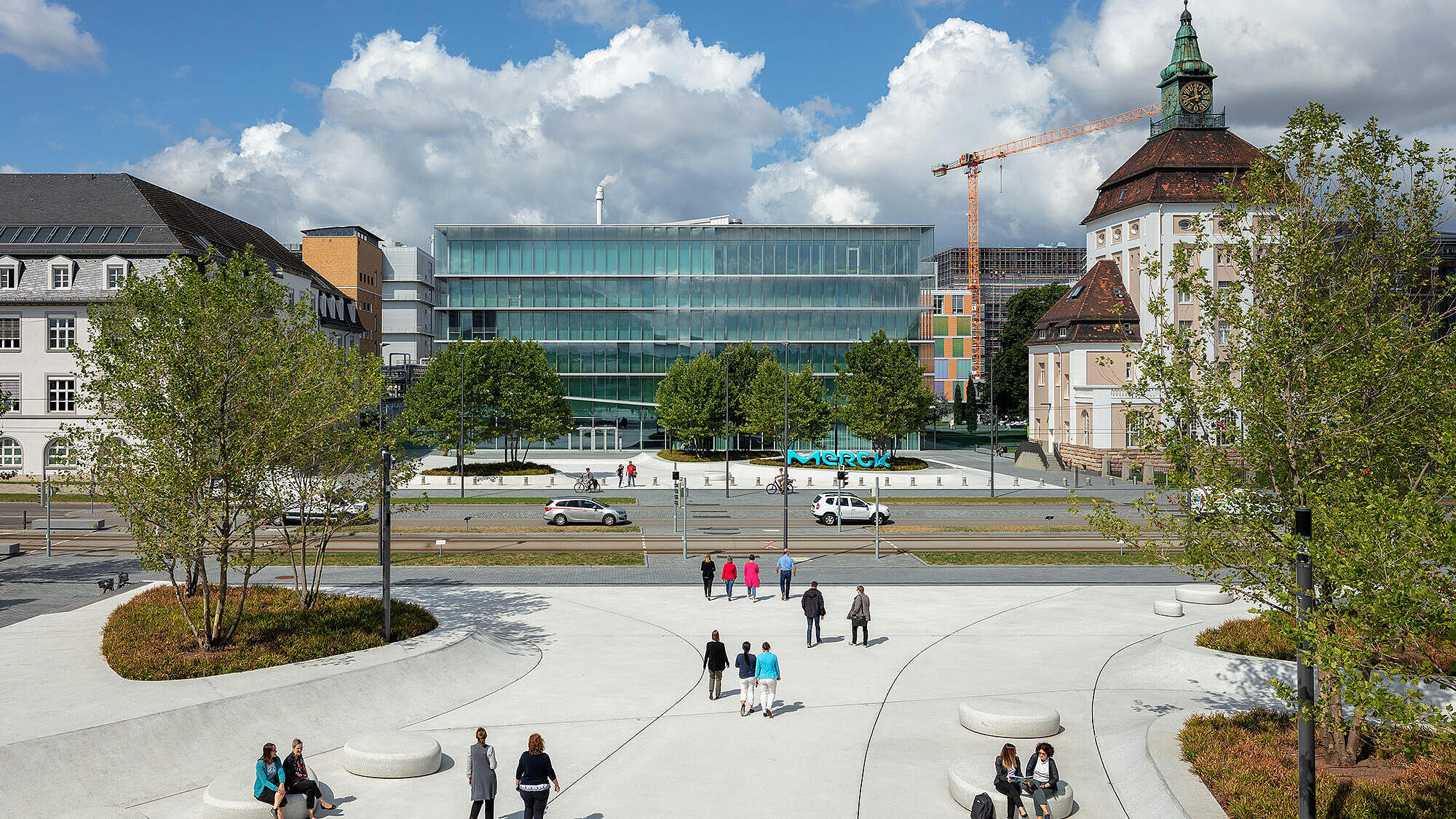 Querungsangebot: Eine breit angelegte Querungsstelle in Höhe des Innovation Center der Fa. Merck stellt das zentrale „Scharnier“ zwischen den beiden Bereichen des Emanuel-Merck-Platzes neben der Frankfurter Straße dar