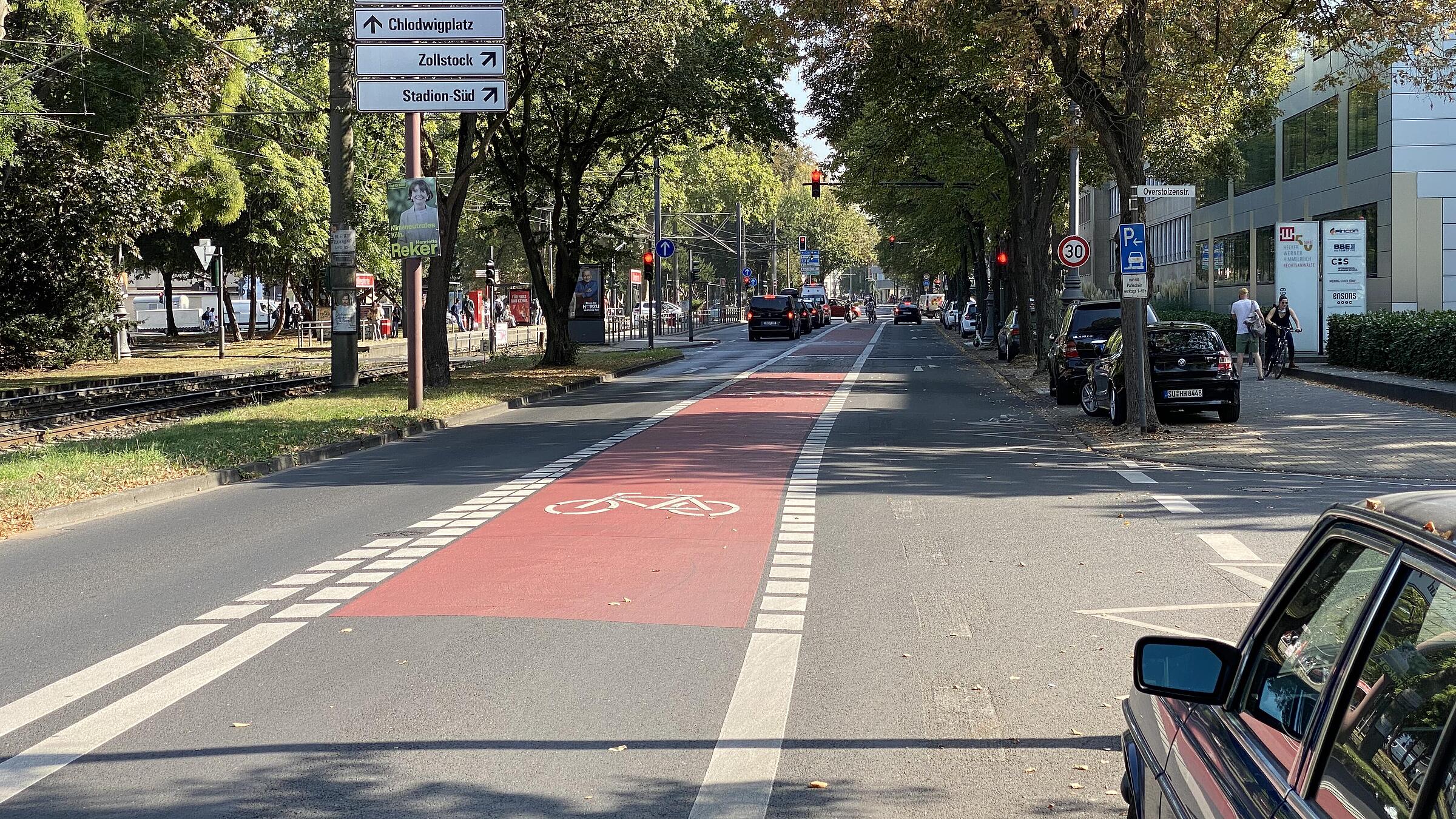 Radverkehrsführung in Knotenpunkten: langgezogener und rot eingefärbter Radfahrstreifen im Verflechtungsbereich zweier dicht aufeinander folgender Signalanlagen