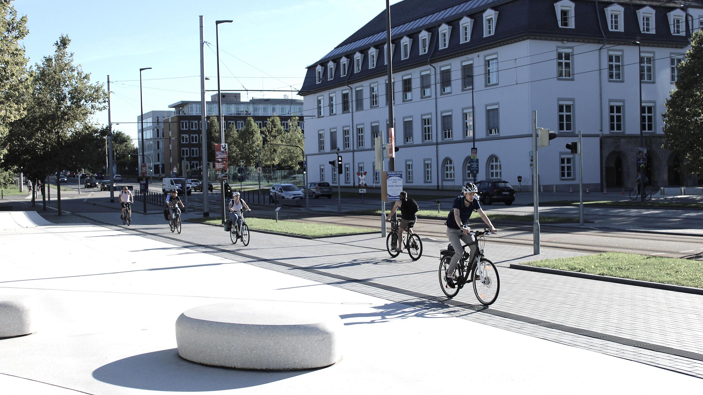 Nutzungsverhalten im Fuß- und Radverkehr: Starke Zweirichtungsnutzung des Gemeinsamen Geh- und Radwegs durch Radfahrende auf den östlich der Straße und Bahntrasse gelegenen Verkehrsflächen