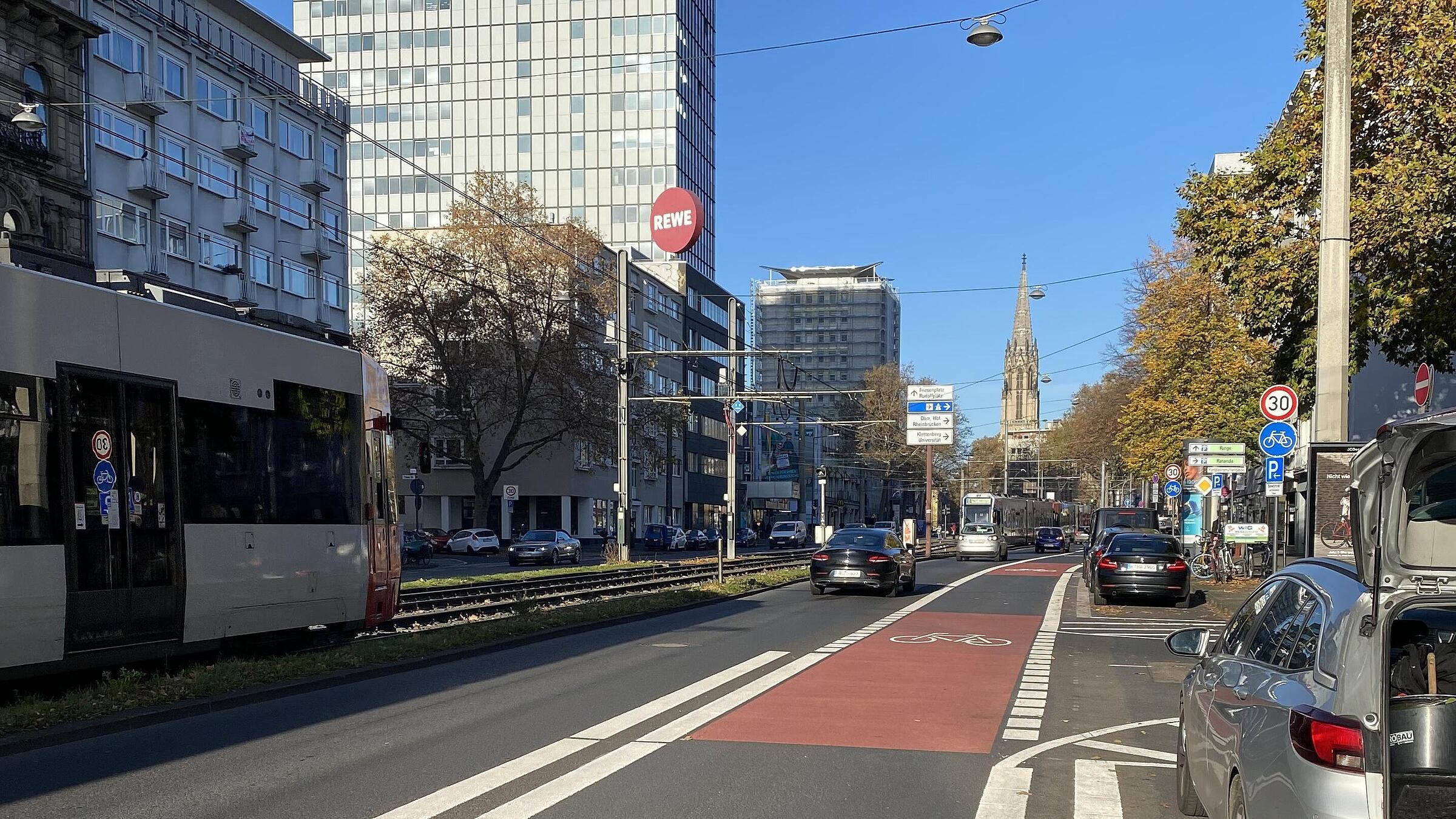 Ergänzende Maßnahmen zur Verbesserung der Sichtbarkeit: Roteinfärbung des Radfahr- bzw. Schutzstreifens mit unterbrochener Markierung im Bereich von Einmündungen, Grundstückszufahrten und im Kreuzungszulauf