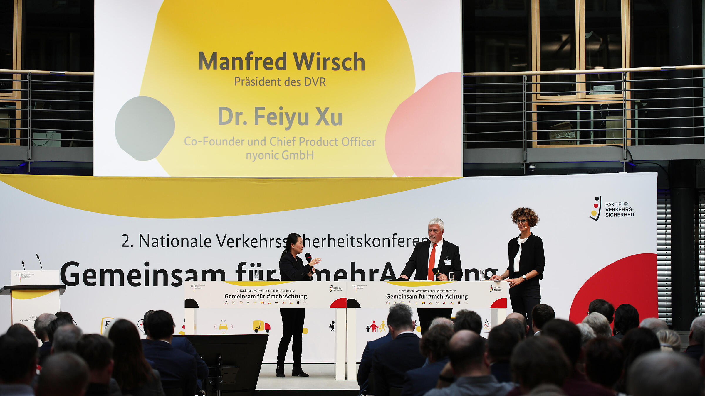 DVR-Präsident Manfred Wirsch im Gespräch mit Dr. Feiyu Xu und der Moderatorin auf der Bühne.