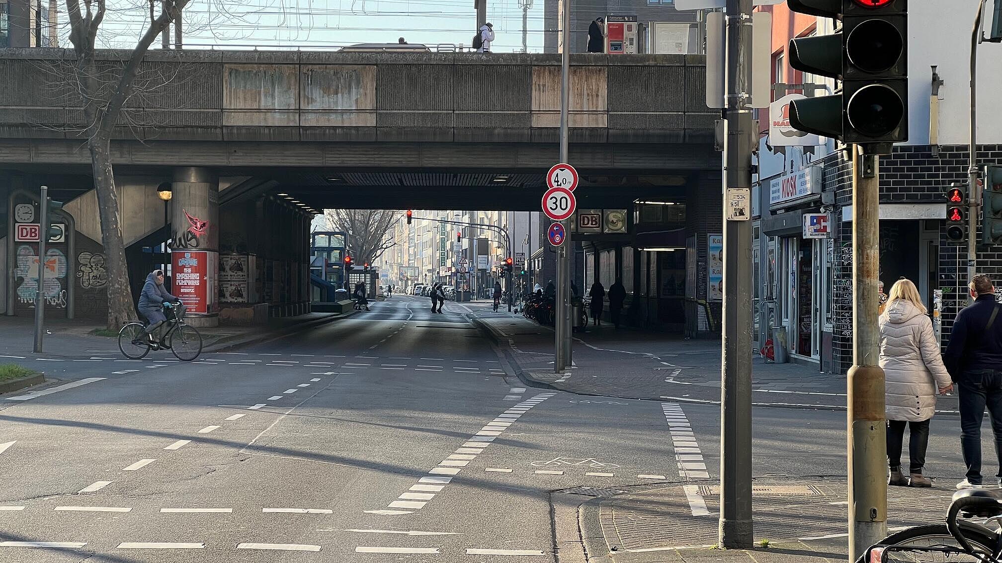 Vorübergehende Bestandswahrung: Radwege im Seitenraum in der Unterführung des S-Bahn-Haltepunkts Hansaring sollen im Zusammenhang mit späteren Gesamtmaßnahmen der Umgestaltung Ebertplatz in Angriff genommen werden.