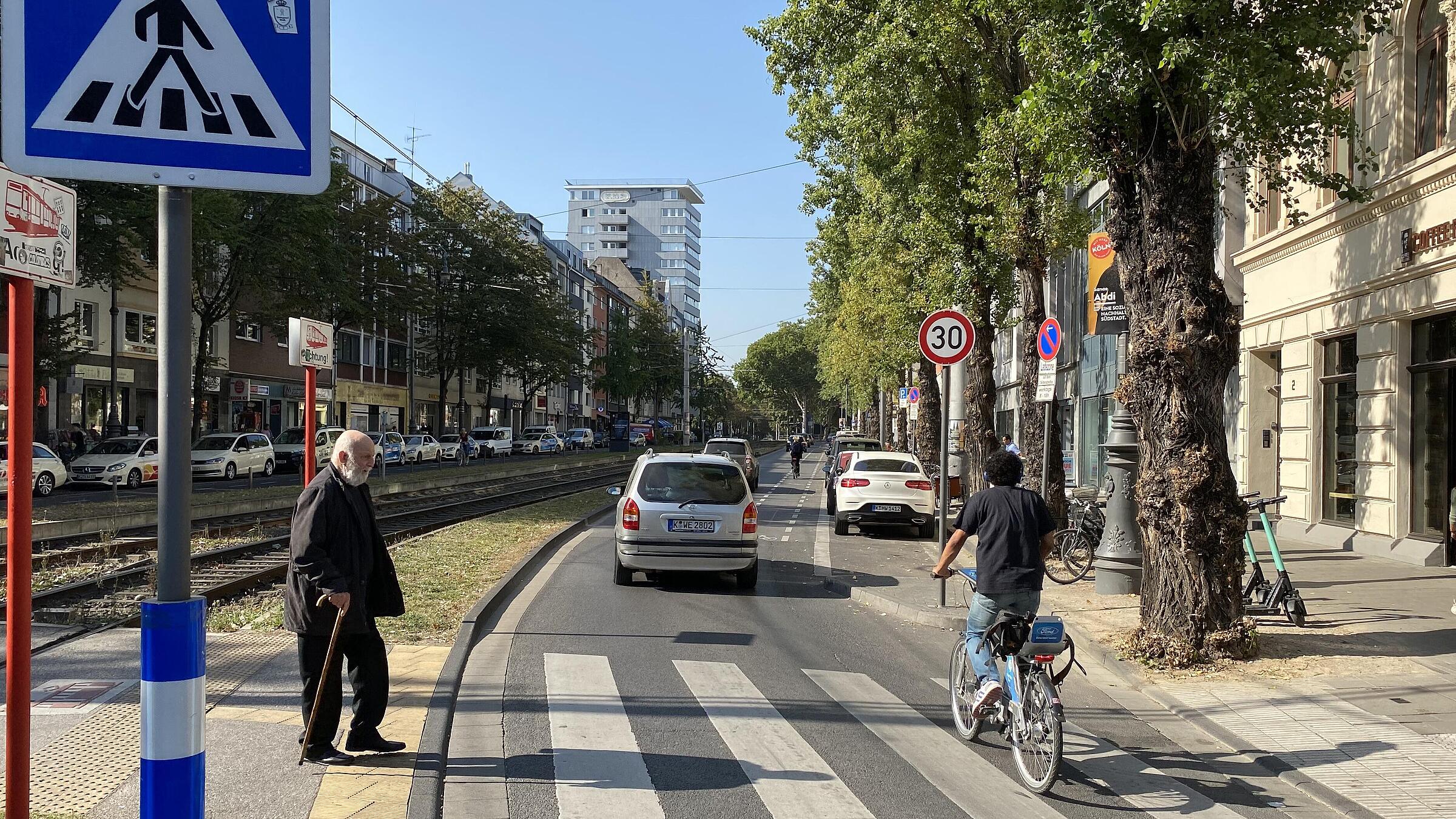 Schutzstreifen als Sonderlösung bei beengten Verhältnissen: neben Längspark- und Lieferstreifen („Ladezonen“) am Fahrbahnrand oder im Seitenraum zzgl. 0,50 m breitem Sicherheitstrennstreifen