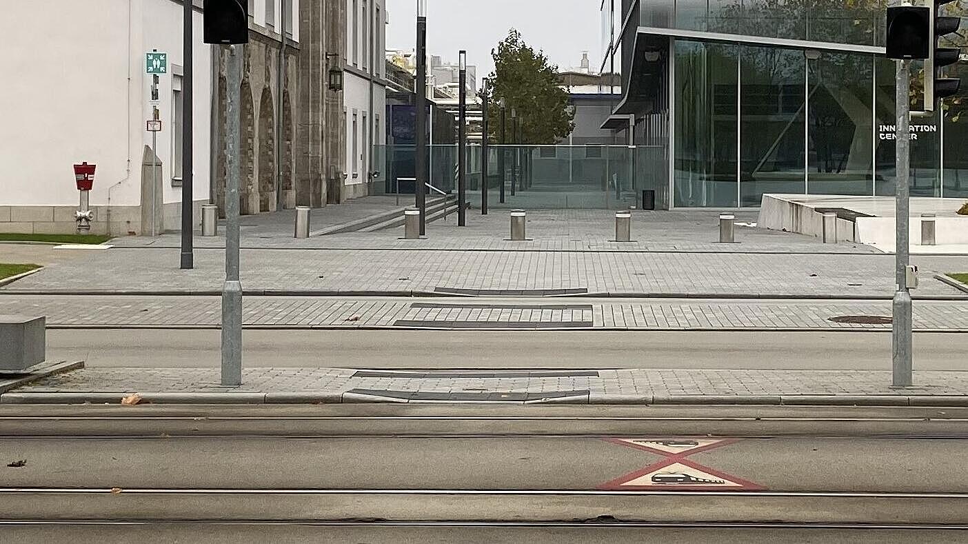 Weitere bautechnische Details: Bordabsenkung im Zuge der Fahrbahn- und Gleisquerungen