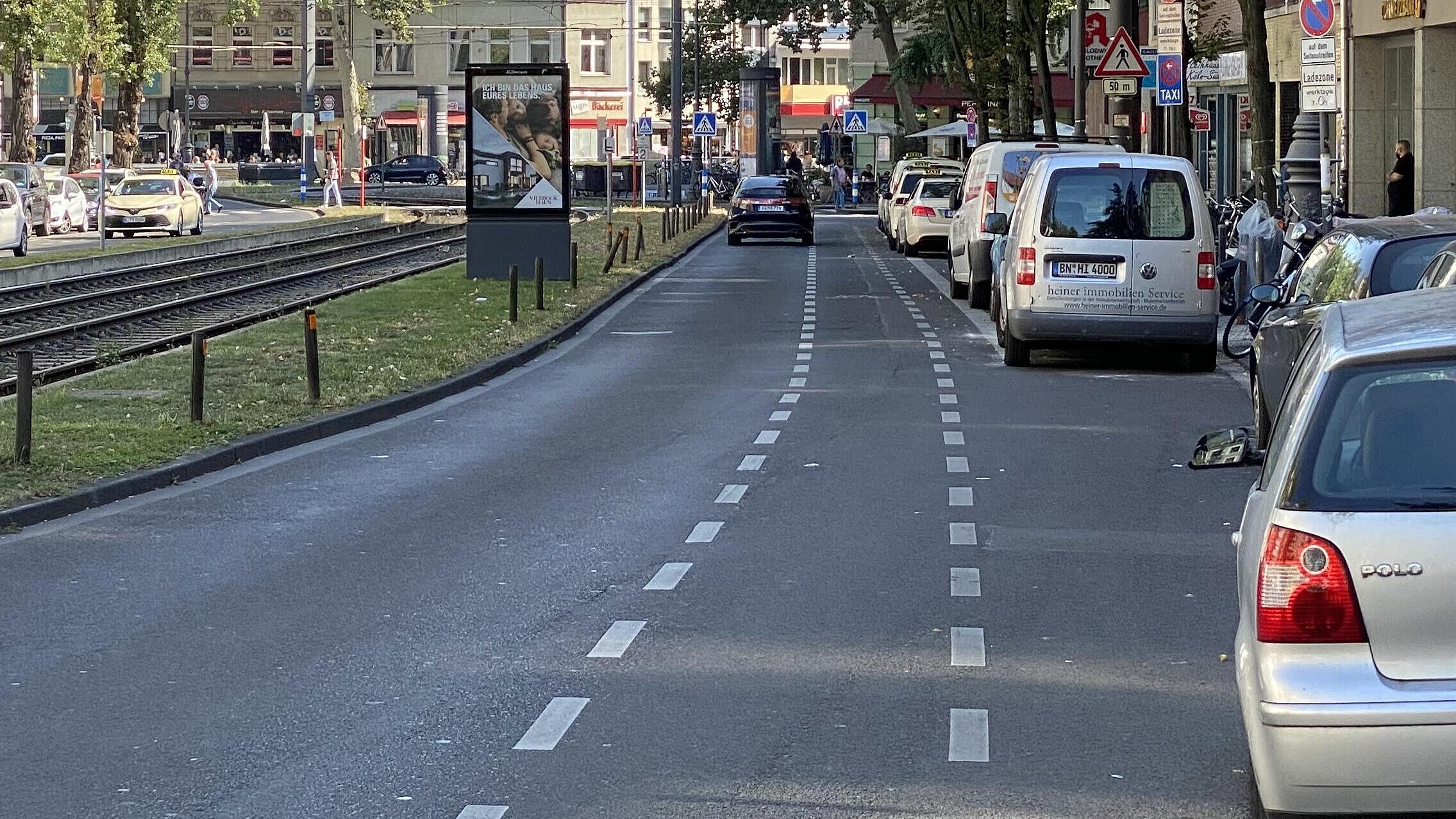 Parkregelungen: in anderen Abschnitten ist Kurzparken mit Parkschein, neben punktuell angeordneten Taxiständen und Ladezonen, weiterhin zugelassen, auch hier meist im Wechsel mit Bewohnerparken nachts