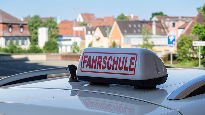 gekennzeichnetes Fahrschulauto