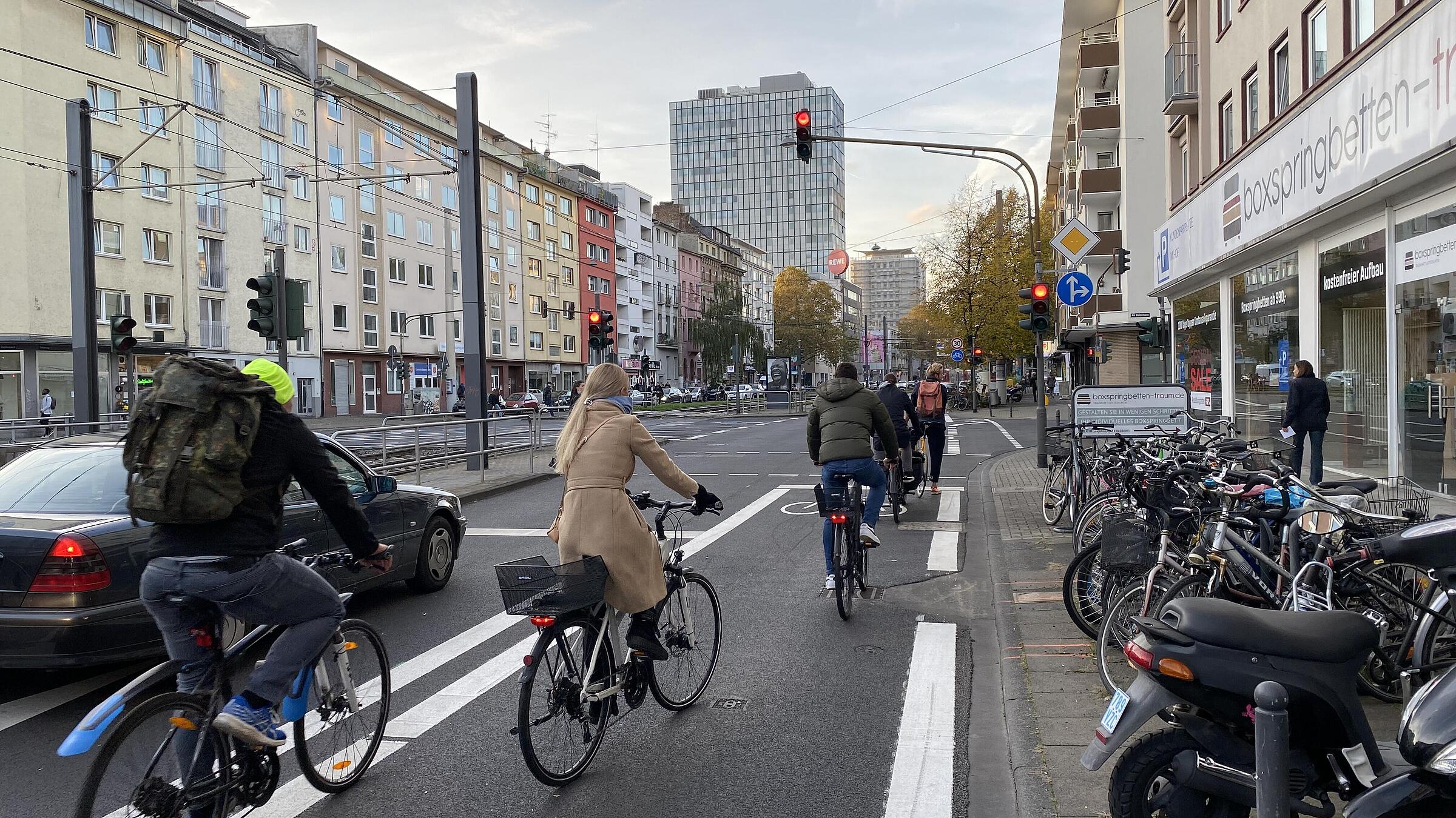 Ergänzende Maßnahmen zur Verbesserung der Sichtbarkeit: vorgezogene Warteflächen für Radfahrende