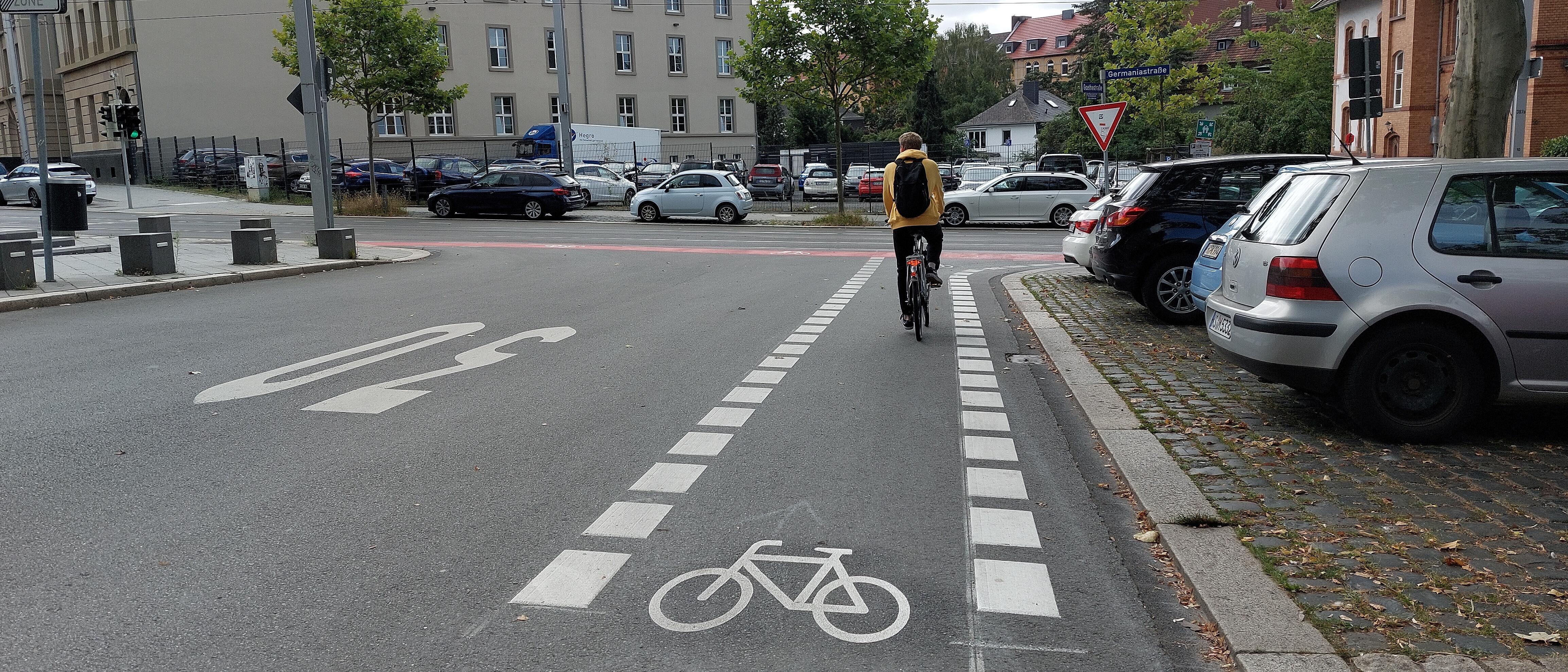 Weitere Radverkehrsplanung nach Abschluss der Umgestaltung: Roteinfärbung einer Radfurt in der Einmündung Goethestraße / Germaniastraße zur Verbesserung deren Erkennbarkeit