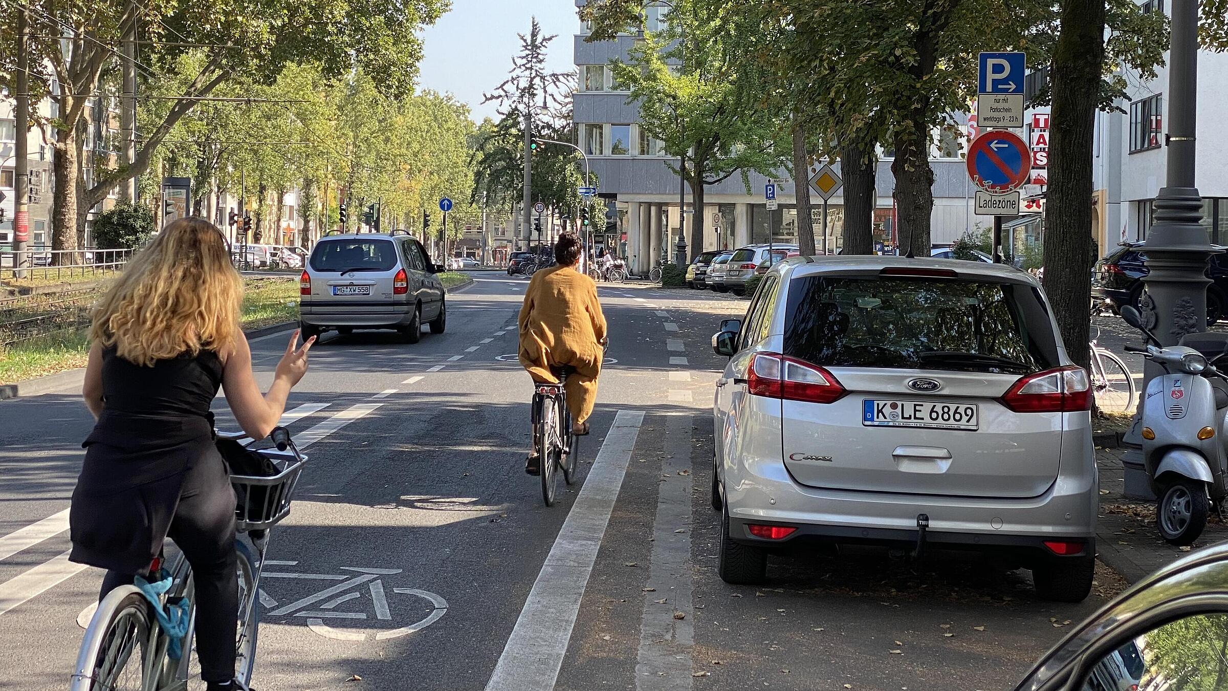 Parkregelungen: in anderen Abschnitten ist Kurzparken mit Parkschein, neben punktuell angeordneten Taxiständen und Ladezonen, weiterhin zugelassen, auch hier meist im Wechsel mit Bewohnerparken nachts