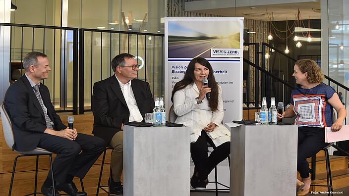 Zwei Männer und zwei Frauen sitzen auf Stühlen und sprechen miteinander. Foto: André Kowalski