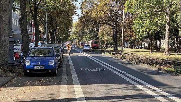 Innenstadtring nach Umbau: Parkstreifen, Radfahrbahn, Kfz-Fahrbahn