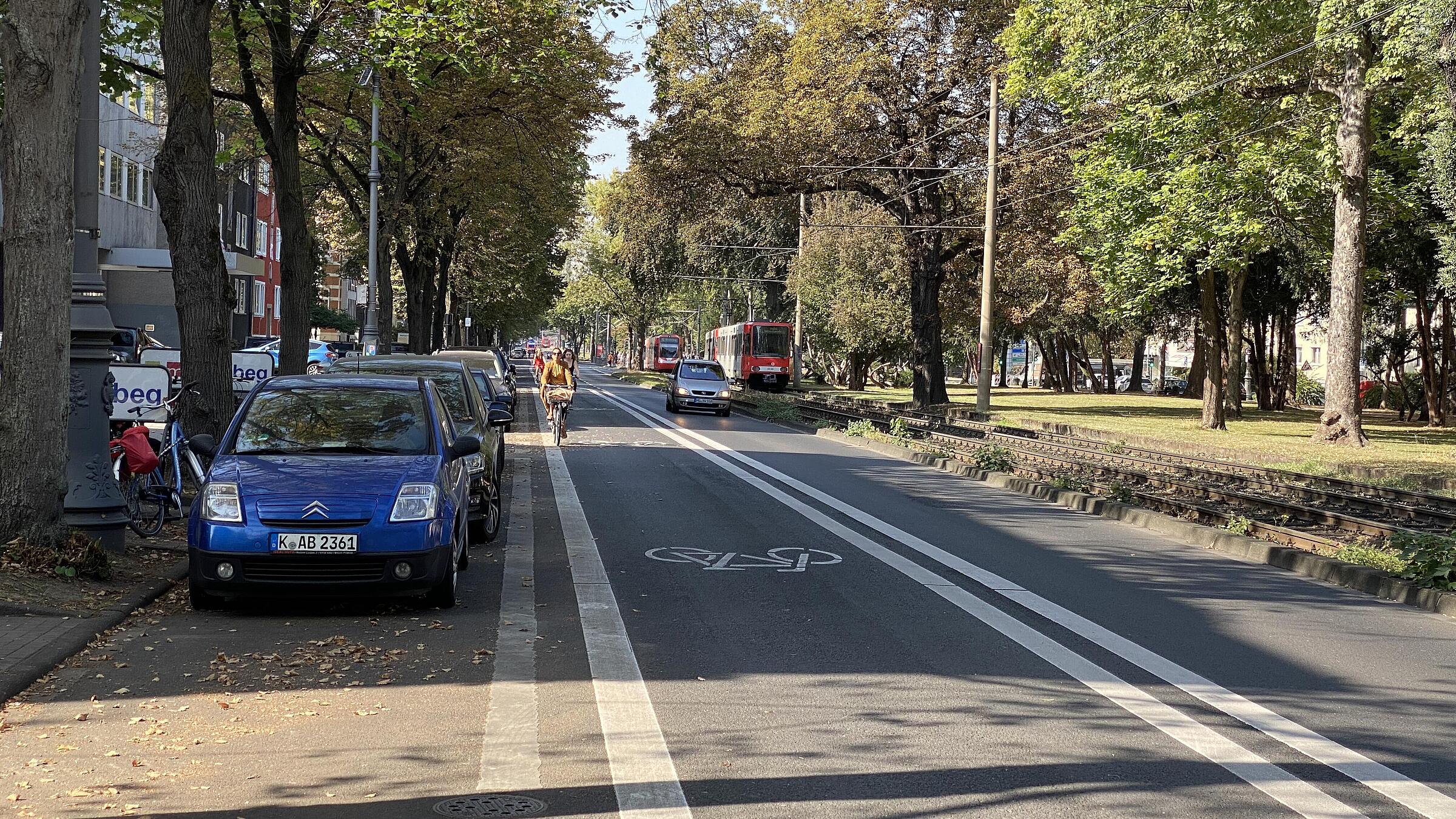 Innenstadtring nach Umbau: Parkstreifen, Radfahrbahn, Kfz-Fahrbahn