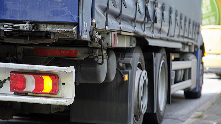 blikender LKW im Verkehr © Martin Lukas Kim DVR