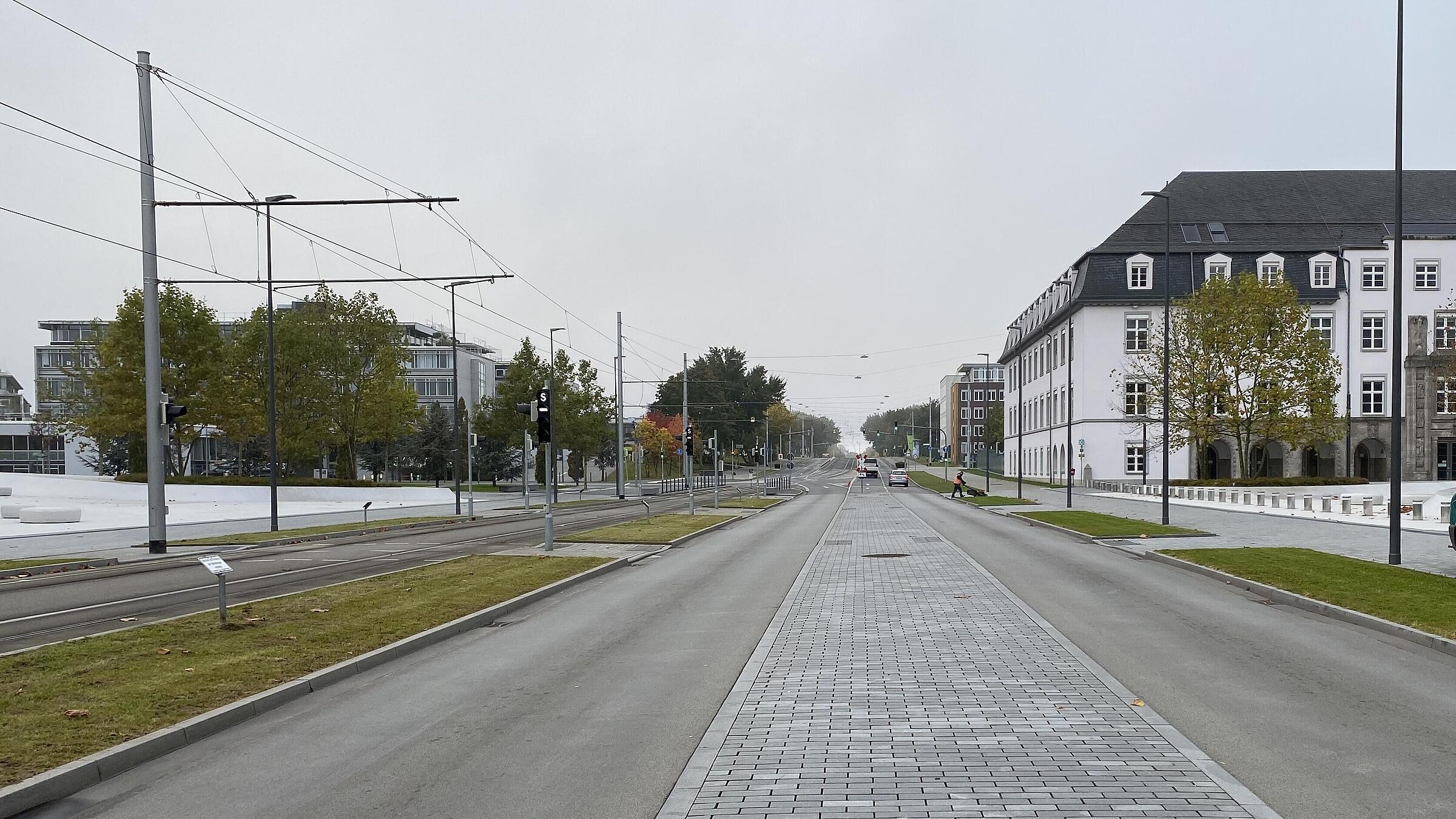 Fahrbahn im Platzbereich: einstreifige, in den Einfahrbereichen geringfügig angerampte Richtungsfahrbahnen mit übergehbarem Mittelstreifen sowie teils begehbaren, teils begrünten Trennstreifen zu den parallel verlaufenden Verkehrsflächen von Straßenbahn, Rad- und Fußverkehr