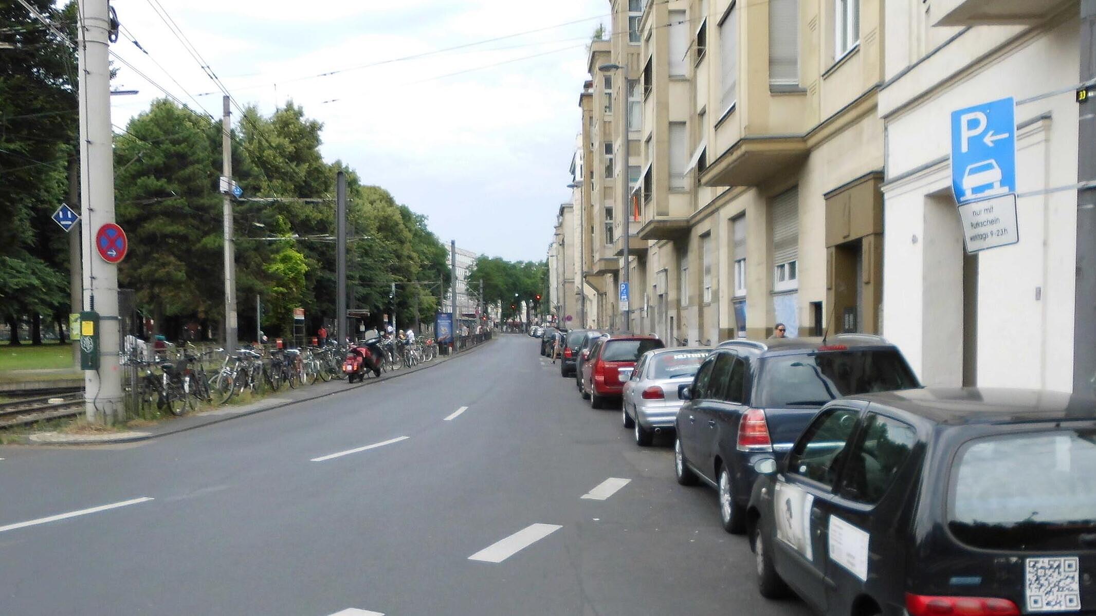 Radverkehrsführung in Teilabschnitten „Radfahrer frei“ auf den Gehwegen oder auch erlaubte Mitnutzung des ohnehin schmalen Gehwegs durch parkende Kraftfahrzeuge